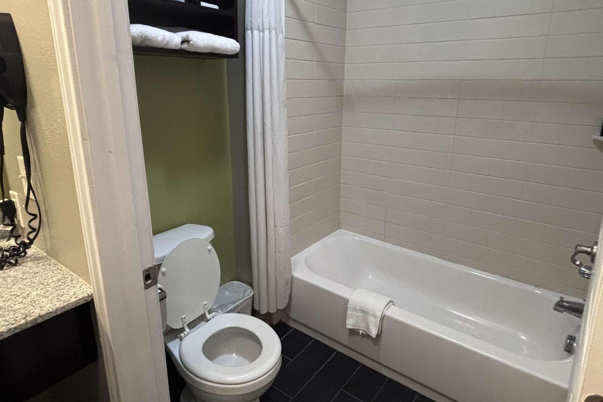 Rodeway Inn Dilley Екстер'єр фото