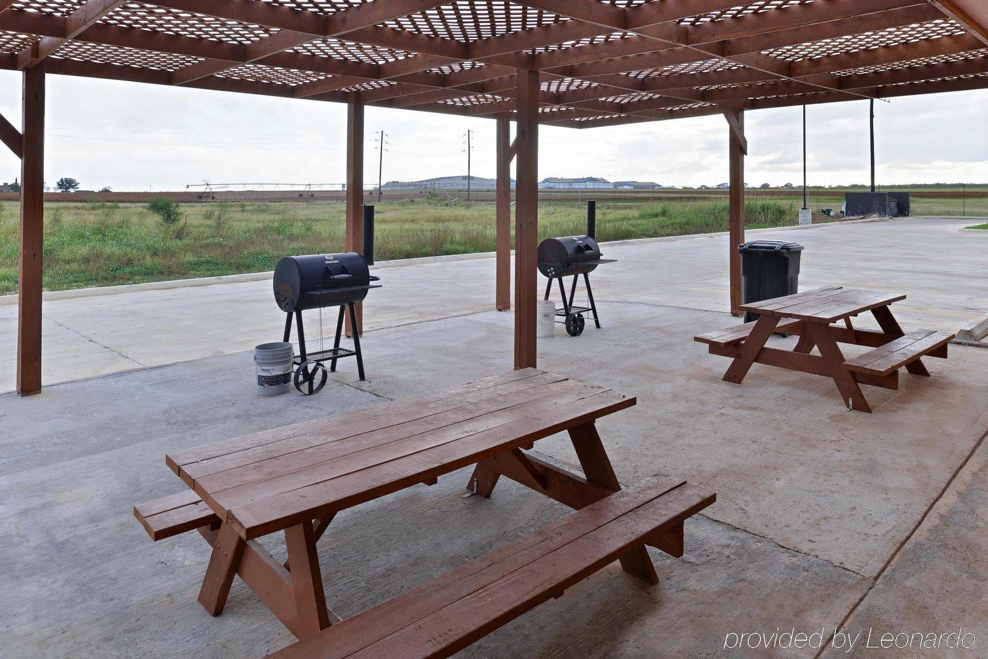 Rodeway Inn Dilley Екстер'єр фото
